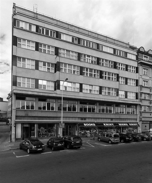 Zdeněk Lukeš: První jarní psí vycházka, palác Ferra