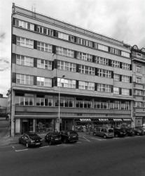 Zdeněk Lukeš: První jarní psí vycházka, palác Ferra