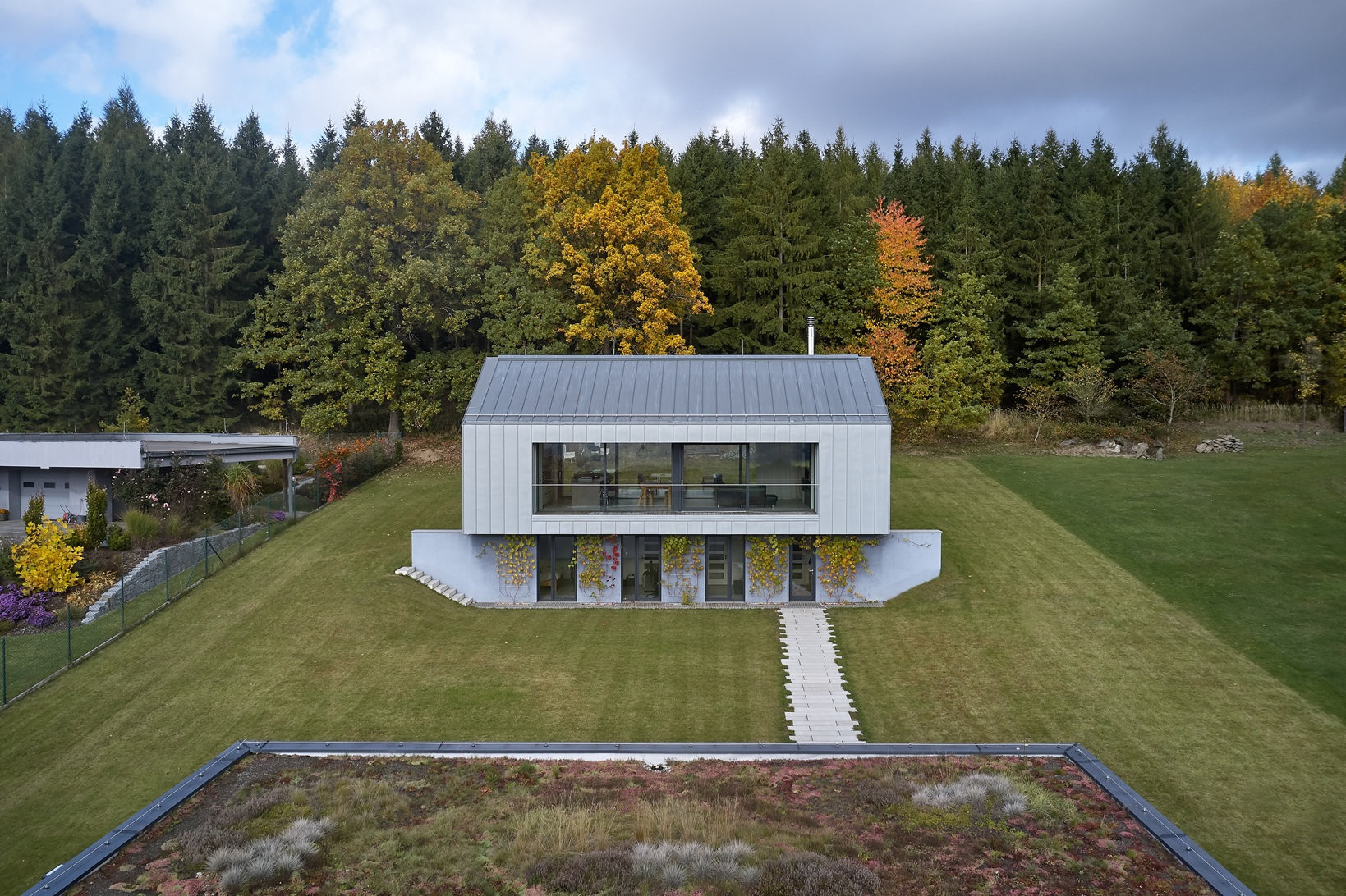 Rodinný dům od  Stempel & Tesař architekti se „zakousává“ do terénu.  (Rodinný dům u Klatov; Stempel Tesař architekti )