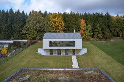 Rodinný dům od  Stempel & Tesař architekti se „zakousává“ do terénu.  (Rodinný dům u Klatov; Stempel Tesař architekti )