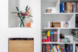 Ateliér LIPROJEKT s.r.o. zrealizoval rodinný dům obklopený zelení a výhledem do údolí.