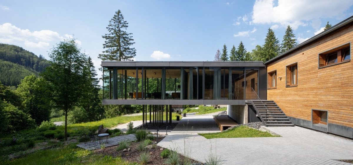 Přístavba hotelu U Holubů v Čeladné z dílny Kamil Mrva Architects