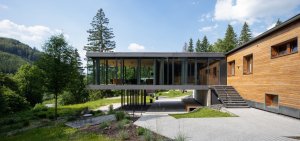 Přístavba hotelu U Holubů v Čeladné z dílny Kamil Mrva Architects
