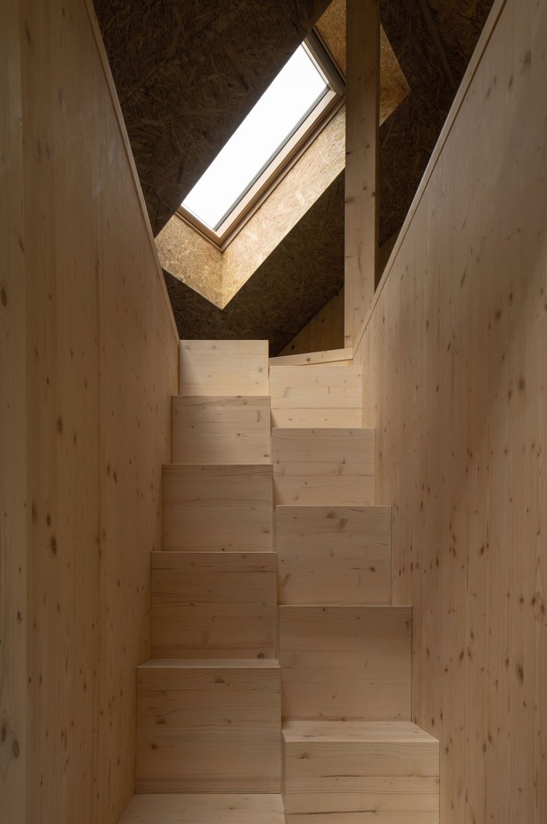 Schody do podkroví (Víkendový dům v Českém ráji, NEW HOW Architekti)
