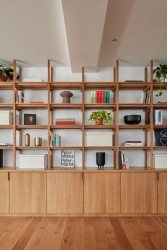 O tom, že má rodina k tématům spojeným s architekturou blízko, svědčí hned několik děl v jejich knihovně. (Rekonstrukce bytu ve Strašnicích, MENU architekti)