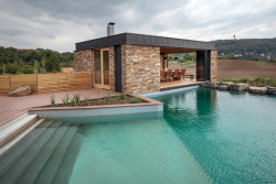 Vila s krytým bazénem od Petra Dobrovolného