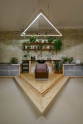 Ondřej Bělica - Ateliér na náměstí: Trojúhelník se propisuje do podia i svítidla