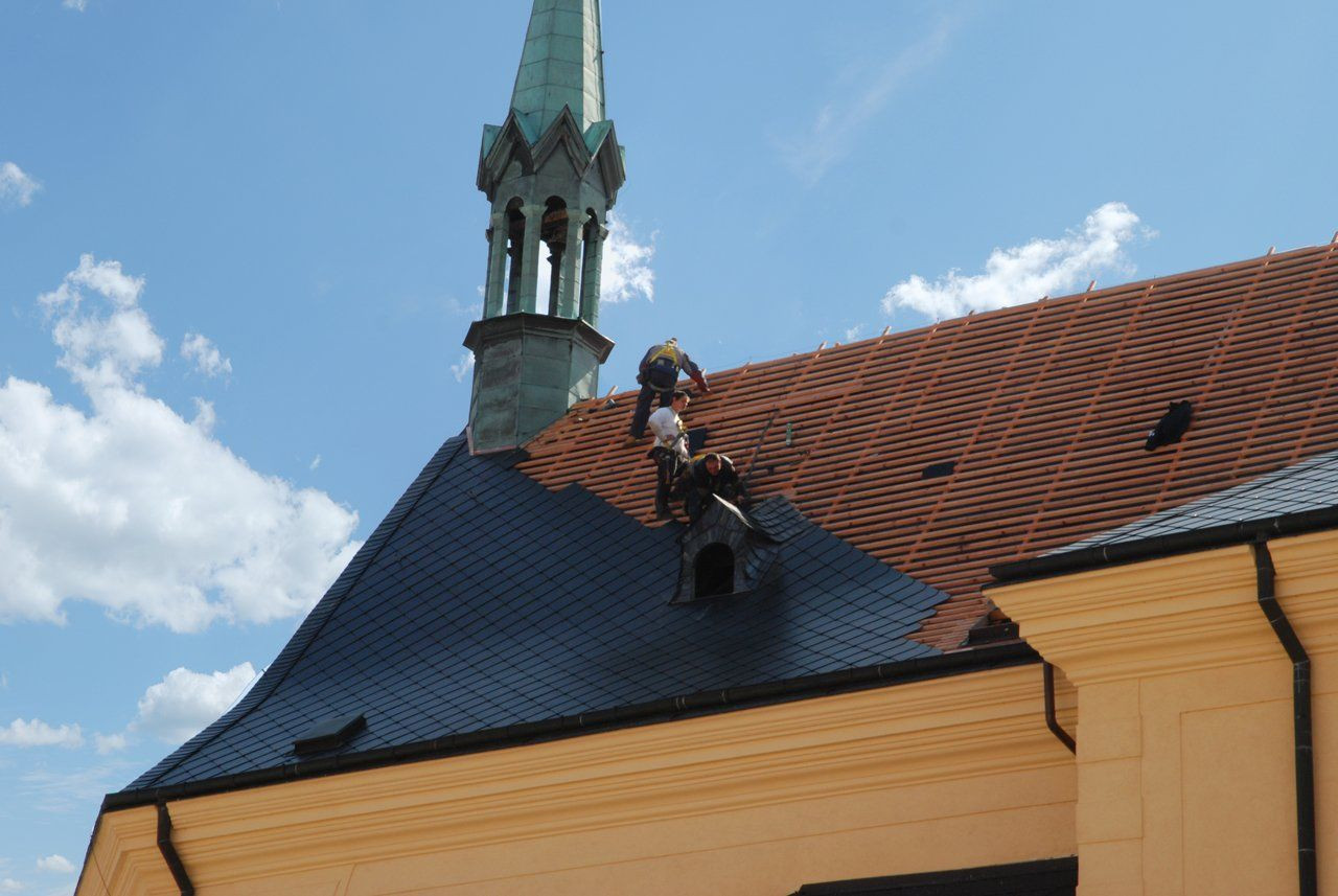 Kostel Sv. Jakuba Většího v Příbrami, skládaná střešní krytina - ilustrační foto