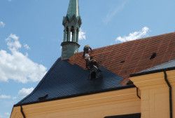 Kostel Sv. Jakuba Většího v Příbrami, skládaná střešní krytina - ilustrační foto