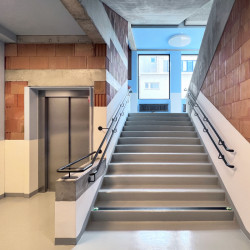 Schodišťová věž Křesťanské ZŠ a MŠ Noe v Pardubicích od ateliéru Světlík Šedý Šefl