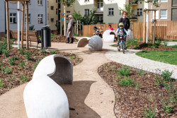 Jsou z betonové skořepiny. (ateliér YYYY, park U Uranie)