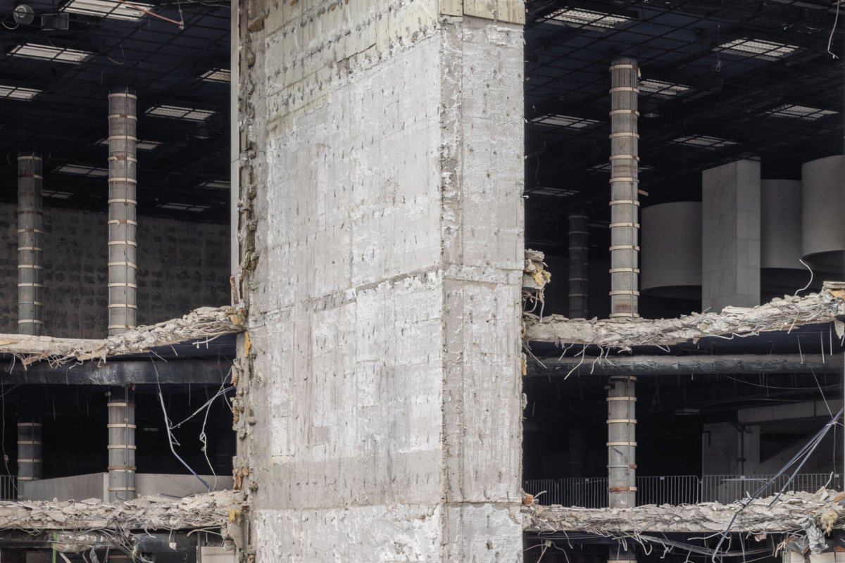 Nejdůležitější prostor celého komplexu představoval velký společenský sál s nádherným foyer, které se nacházelo za tímto (dříve) proskleným průčelím...