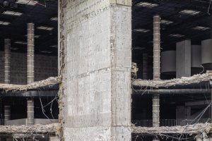 Nejdůležitější prostor celého komplexu představoval velký společenský sál s nádherným foyer, které se nacházelo za tímto (dříve) proskleným průčelím...