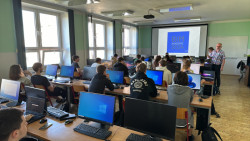 Je 9 hodin ráno, pondělí 13.5.2024 a soustředěná praxe 27 studentů kladenské stavební průmyslovky právě začíná.