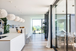 Ateliér MOLNÁR-PERÁČEK navrhli nízkoenergetická rodinný dům u Prahy