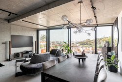 Byt se nachází na Hřebenkách, lokalita nabízí výhledy na Prahu. (Interiér třípodlažního bytu v Praze od studia OOOX)