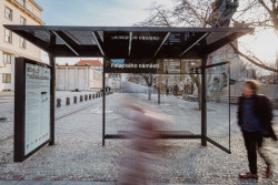 Prototyp zastávkového přístřešku MHD se zábradlím na Palackého náměstí v Praze.