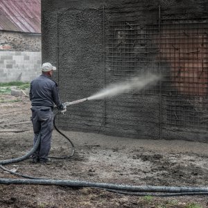 Nanášení základní vrstvy stříkaného betonu