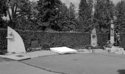 Náhrobek Milana Kundery