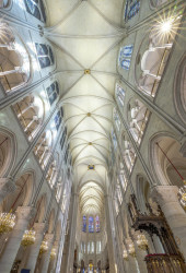 Osvětlení se umí přizpůsobit různým slavnostním shromážděním i potřebám pro bohoslužby.