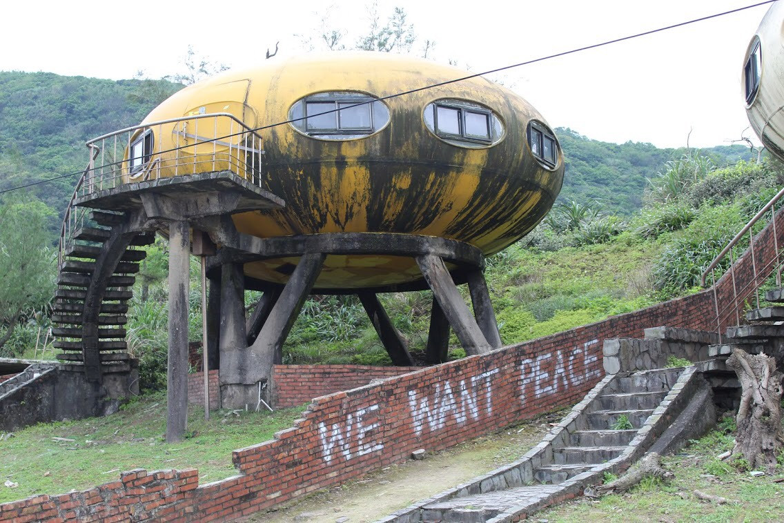 UFO Village - kolonie opuštěných kopií Futuro Houses na severu Tchaj-wanu © Rebeka Ujvári