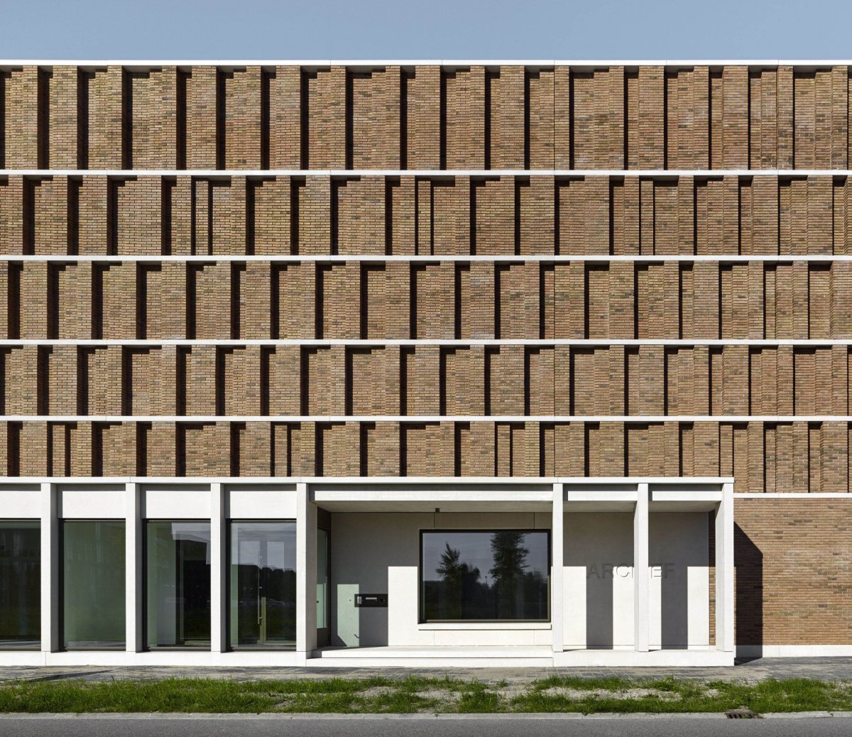 Městský Archiv Delft, Office Winhov, Gottlieb Paludan Architects: Otevřený parter a odkazuje na podobu veřejných budov v centru města