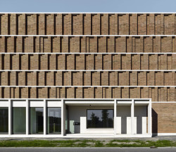 Městský Archiv Delft, Office Winhov, Gottlieb Paludan Architects: Otevřený parter a odkazuje na podobu veřejných budov v centru města