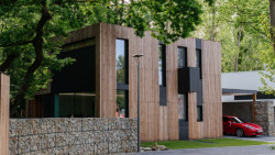 Dom pod dubom, Molnár-Peráček