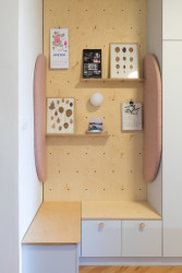 V kuchyni se nachází kout k posezení. Záda má z perforované překližky, u níž lze různě měnit pozice poliček nebo ji používat jako nástěnku. (Byt ve Vršovicích, Schwestern)