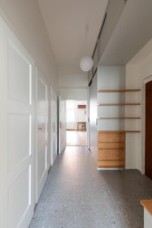 Z chodby je vstup do koupelny, komory a na toaletu. - Rekonstrukce bytu v Praze - Holešovicích, Studio Schwestern.