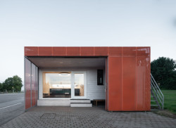 Odhalí se tak velkoformátové prosklení, přes které je možné tenis sledovat z tepla klubovní místnosti. (Zázemí tenisového klubu ve Studenci, ateliér CHRAMA)