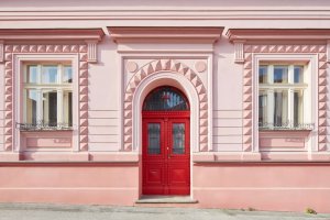 Rekonstrukce domu v Jindřichově Hradci od Matěje Šebka a Martina Petříka: Architekti Matěj Šebek a Martin Petřík, kteří rekonstrukci "domu lékárníka" vypracovali, ho nazvali „poctivě stavěným řadovým domem“.