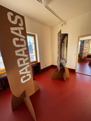 Od 9. března do 4. června 2025 je možné navštívit výstavu Caracas: Zapomenutá metropole modernismu ve Winternitzově vile.