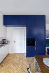 Dubové parkety kladené do stromečku navazují na tradiční podlahy prvorepublikových bytů. (Rekonstrukce bytu Žižkov, NOMAARCH)