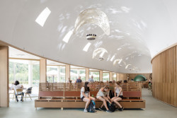 Návštěvní pavilon v národním parku Hoge Veluwe od dvou architektonických kanceláří De Zwarte Hond a Monadnock