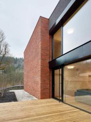 Kontrast použitých materiálů (Dům sociální péče Tereza; Stempel Tesař architekti)