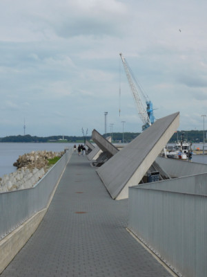 Betonová konstrukce terminálu vytváří místa chráněná před větrem.