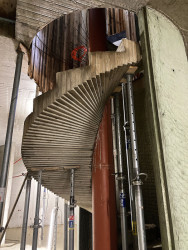 Betonové točité schodiště po odbednění