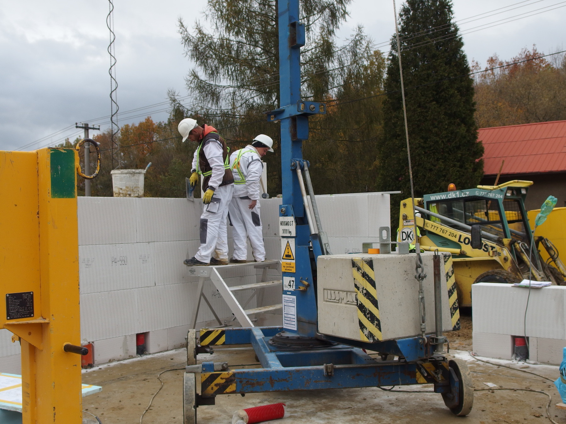 Zdění velkoformátů pomocí minijeřábku je jednoduché a intuitivní.