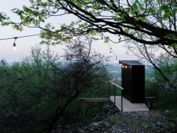 Dubodom má dokonce koupelnu, toaleta je ale suchá a stojí opodál. (Dubodom od Pavola Šišky ve Svätém Juru)