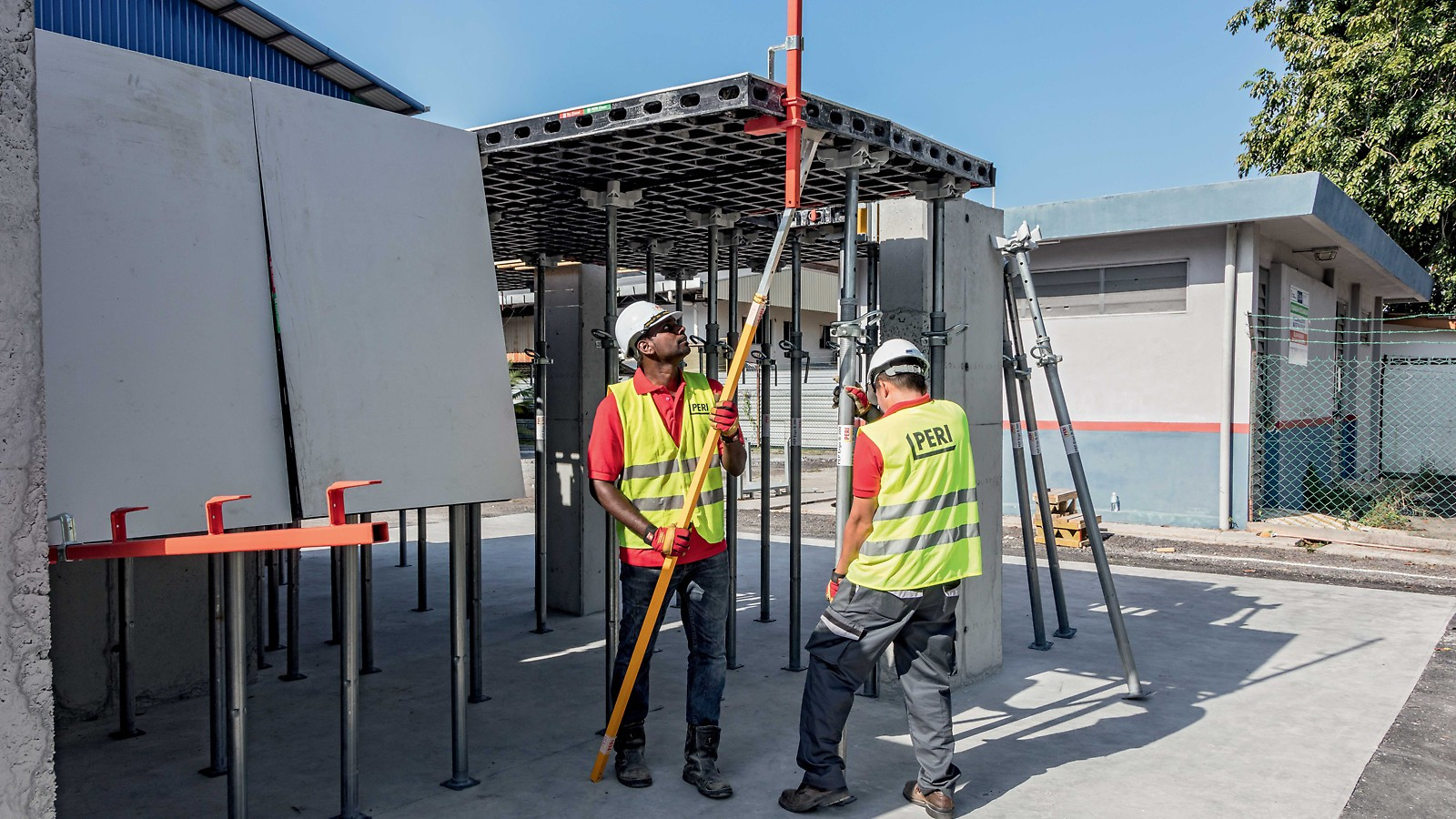 Lehké rámové bednění DUO od PERI pro stěny, sloupy a stropy.