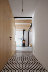 Rodinný dům s přístavbou v Plzni, PRO-STORY: Pohled do chodby vedoucí do obývacího pokoje