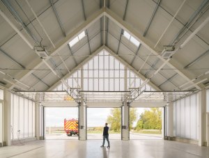Pohled do garáže (Hasičská stanice Dolní Jirčany, SOA architekti)
