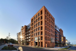 Na fasádách komplexu Lihovar najdeme různé typy cihelných pásků. Přispívají k rozmanitosti.