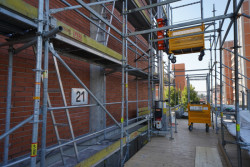 Baťův mrakodrap ve Zlíně se dočkal nové fasády. Lešení pro rekonstrukci dodala společnost PERI.