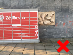 Samoobsluha v Ústí nad Labem, box zakrývá umělecké dílo. Fotografie od našeho čtenáře Štěpána Flekny.