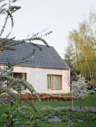 Z některých úhlů dům působí jako stavení po babičce. (Dům u vinohradu, ARCHITEKTI mikulaj & mikulajová )