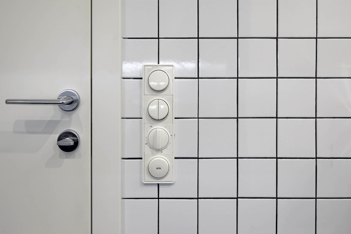 Vypínače - další místo s kruhy. (Rekonstrukce bytu v Praze-Libni; Matika Architecture)