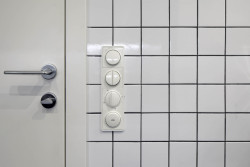 Vypínače - další místo s kruhy. (Rekonstrukce bytu v Praze-Libni; Matika Architecture)