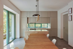 Pohled do kuchyně (Rodinný dům Chřibská od 0,5 Studio)